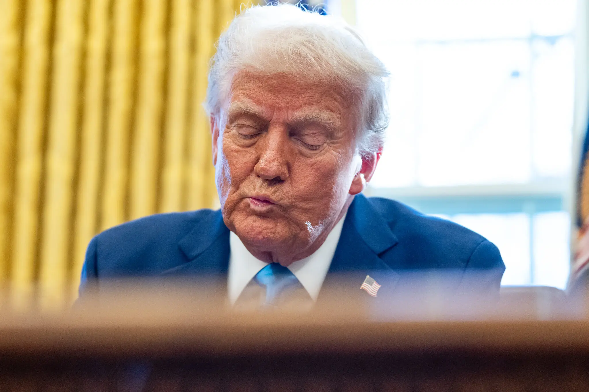 Трамп розмовляє з журналістами під час підписання указів у вівторок в Овальному кабінеті. Він наполягав, що серйозно налаштований на захоплення Гази, хоча багато хто задавався питанням, чи можливо це. «Це рішення було прийнято непросто», — сказав він.